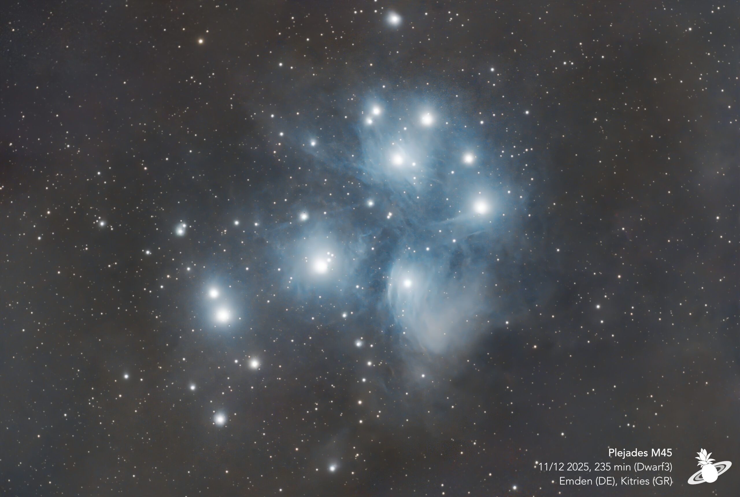 A photo of the Plejades and their surrounding nebula